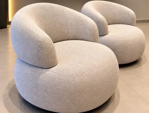 Poltrona giratória em linho da WJ Design